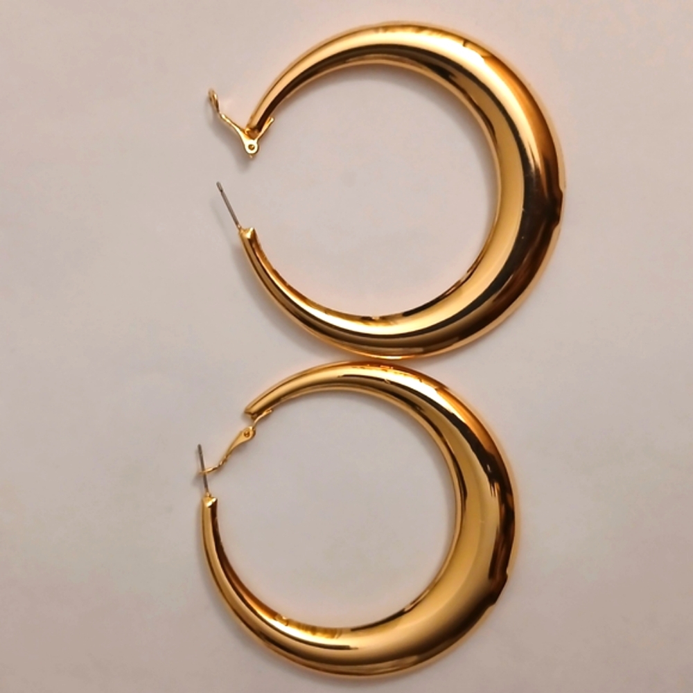 Elegant Gold Hoop Earrings